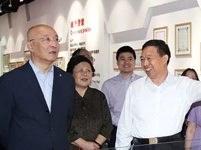 中國建筑材料聯合會黨委書記、會長閻曉峰一行親臨鵬飛集團調研